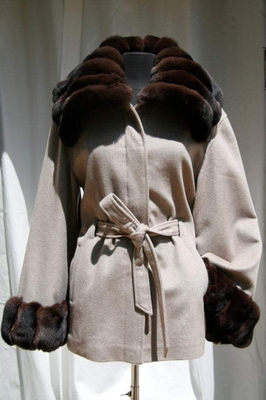 Пальто с меховым воротником и меховыми манжетами
